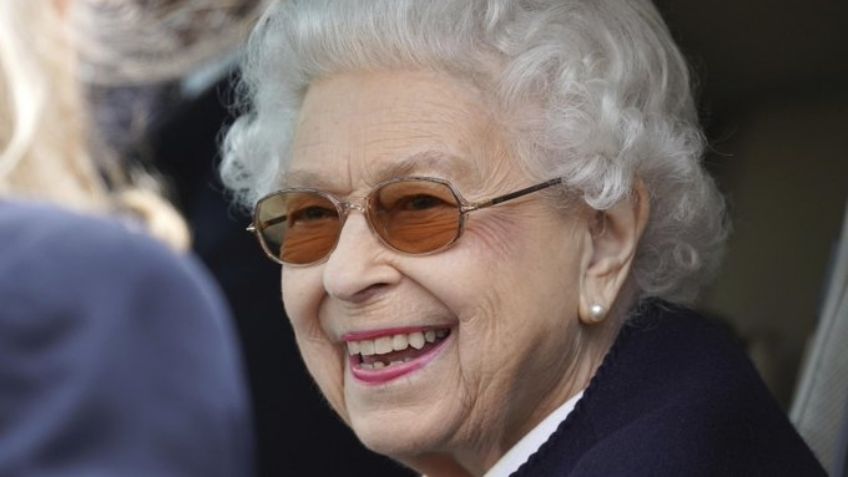 Con una sonrisa en el rostro, la Reina Isabel II aparece de nuevo en público