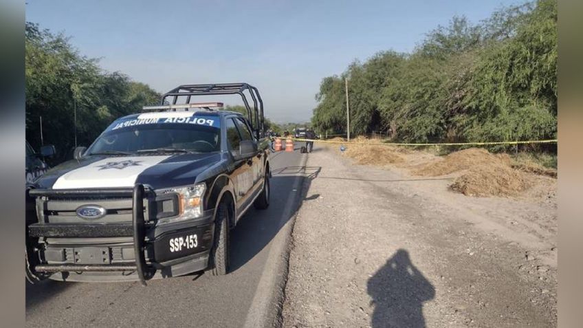 Abandonan cuerpo torturado a la orilla de una autopista; quedó boca abajo