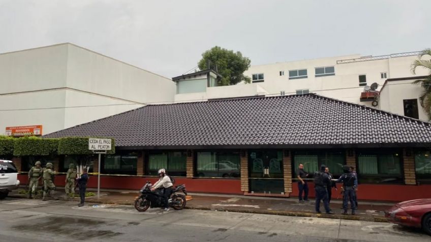 Comando armado irrumpe en restaurante y asesina sin clemencia a Uriel y Cándido
