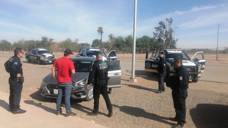 Agentes de la Policía localizan vehículo con reporte de robo.