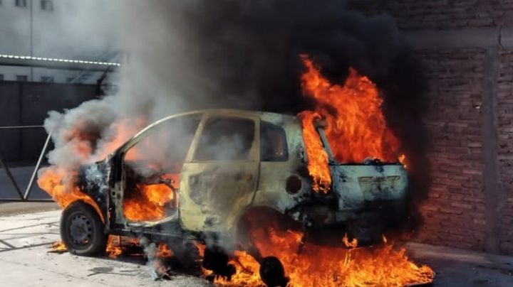 Ciudad Obregón: Vehículo de funcionarios públicos arde en llamas; maleantes lo incendiarían