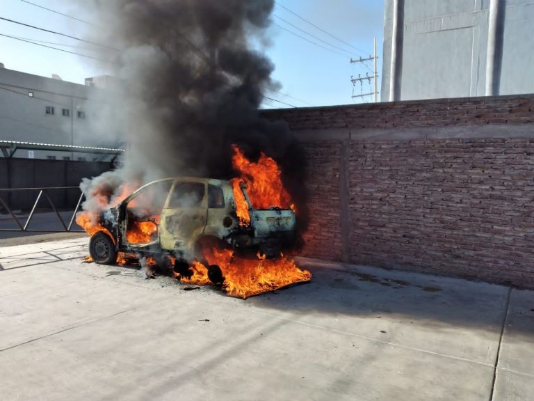 En la imagen, el vehículo en llamas que movilizó a las autoridades de Cajeme.
