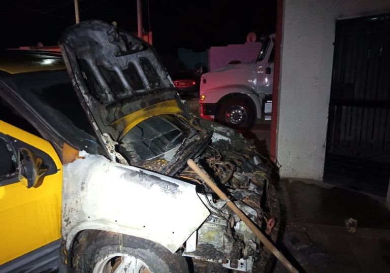 En la imagen, los estragos del vehículo que se incendió en Ciudad Obregón. Créditos: Facebook