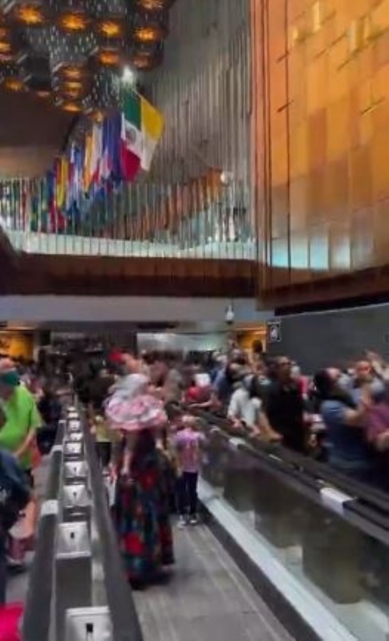 Marlene Favela y Bella viendo a la Virgen