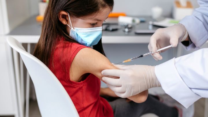 Covid-19: Pese a críticas de científicos, Pfizer insiste en que tres vacunas protegerán a menores