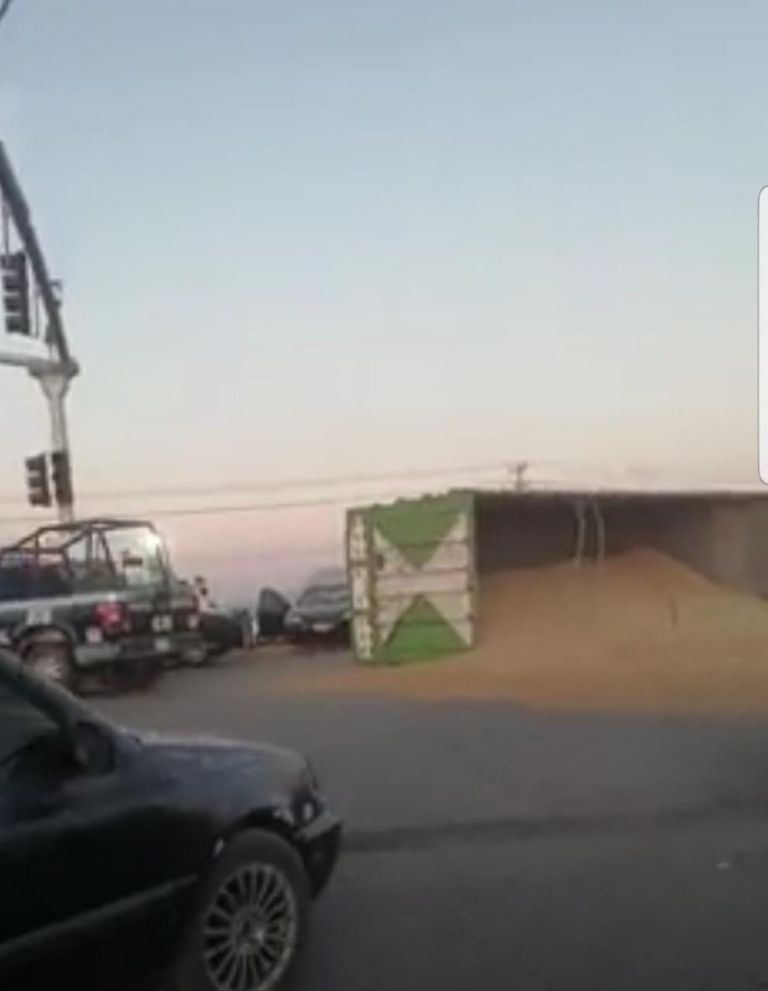 En la imagen, el tractocamión que se volcó en la entrada de la Villa Bonita de Cajeme. Créditos: Facebook