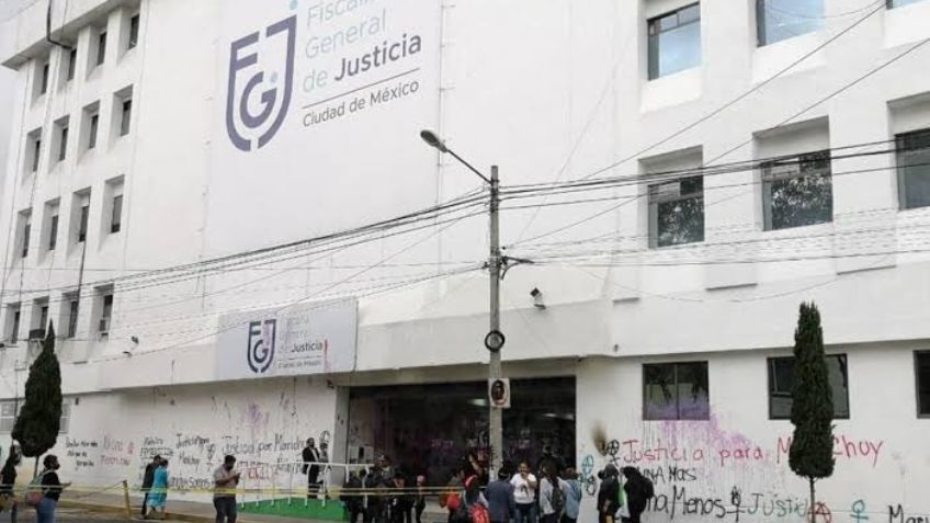 En instalaciones de la Fiscalía General, empleado toca y abusa de una joven, su compañera