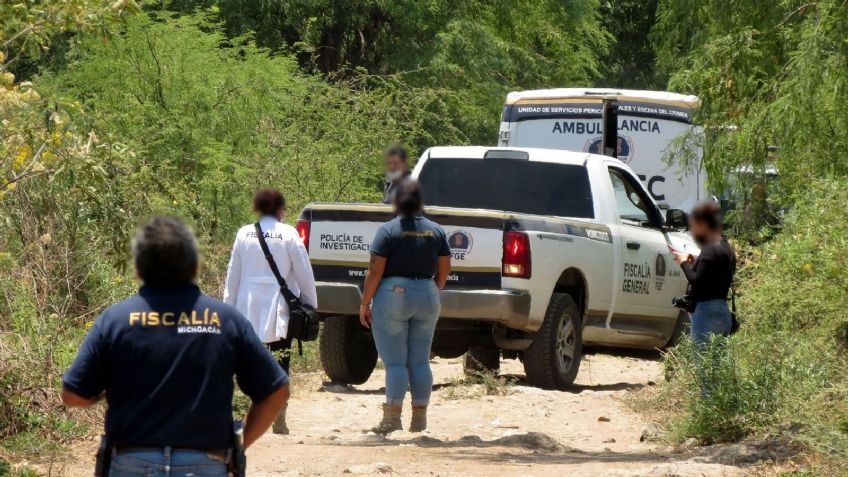 Don Santiago es hallado muerto sobre un camino rústico; tenía huellas de tortura y un 'narcomensaje'