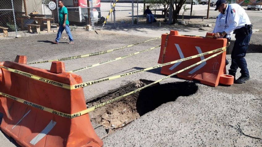 Dos vehículos caen en socavón al sur de Hermosillo; descubren a personas viviendo debajo
