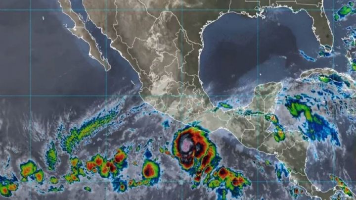 Huracán Agatha toca tierra en Oaxaca; llega como categoría 2 y con vientos de 165 km/h