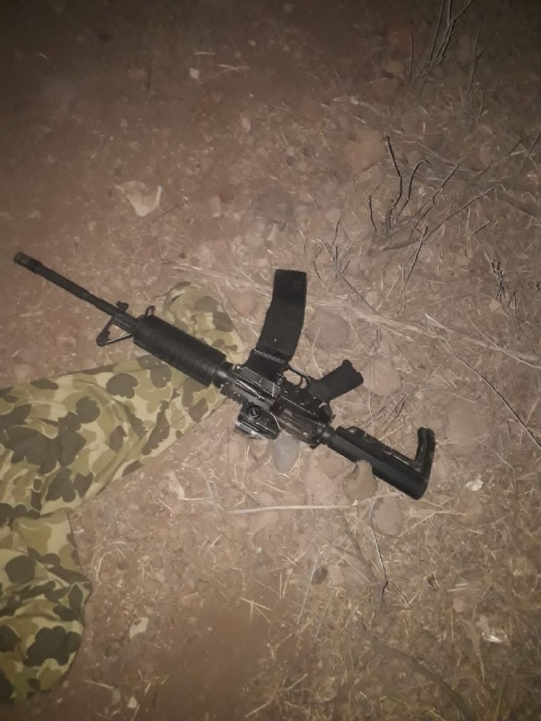 En la imagen, el arma asegurada de los sujetos que se dieron a la fuga. Créditos: Facebook