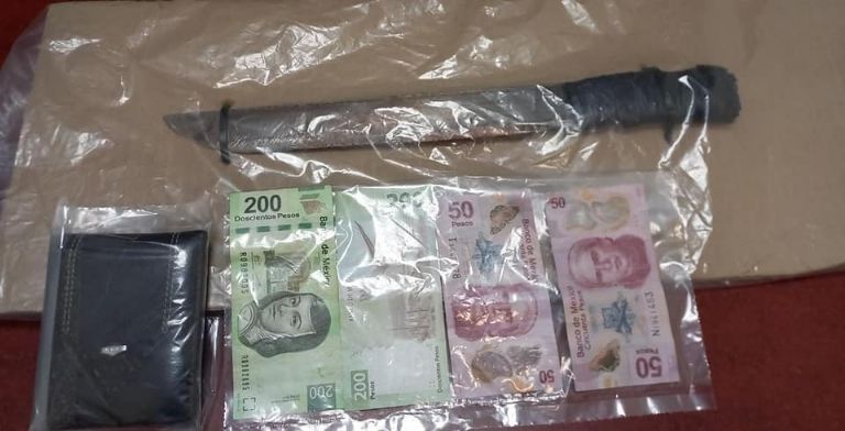 En la imagen, los artículos asegurados al presunto asaltante de Ciudad Obregón. Crédito: Facebook