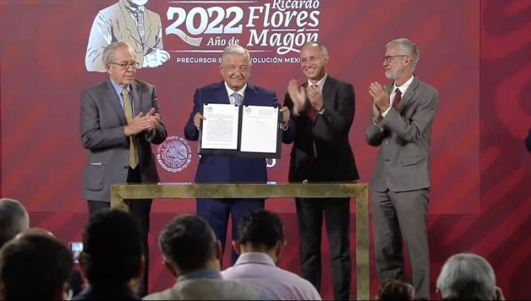En la imagen, AMLO firma decreto para prohibir circulación de vapeadores y cigarrillos electrónicos. Créditos: Captura de pantalla
