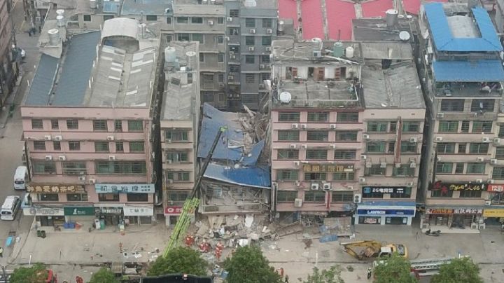 China, de luto: Derrumbe de edificio de ocho niveles deja más de 50 víctimas mortales