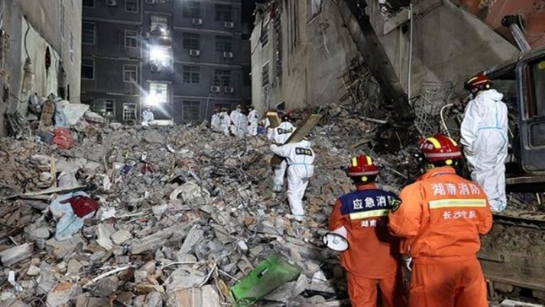 Las labores de rescate tras el derrumbe de edificio en China se extendieron por una semana.