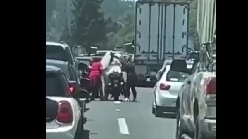 (VIDEO) Todo para llegar al altar: Novia se hace viral por pedirle 'aventón' a un motociclista