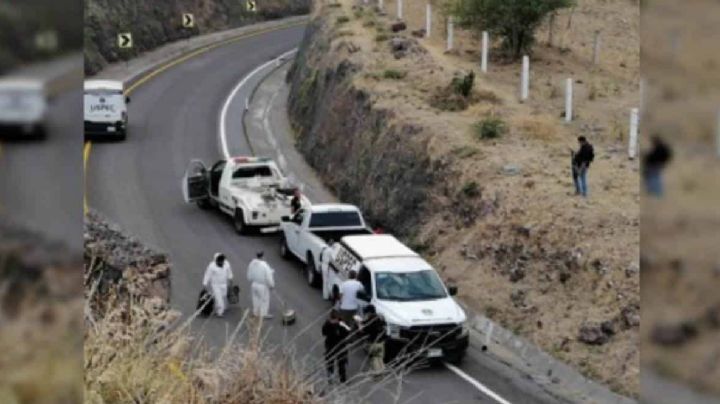 Macabro: Al interior de un vehículo abandonado en la carretera, hallan 6 cuerpos sin vida