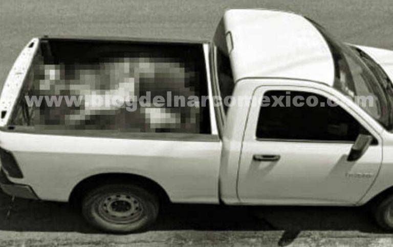 En la imagen, la camioneta abandonada con seis cuerpos masculinos, en Michoacán.