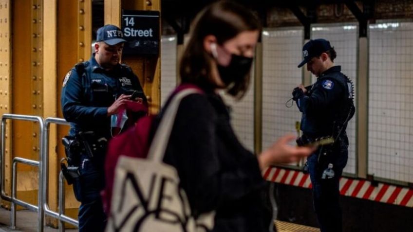 A plena luz de día: Sujeto abusa de una mujer amenazándola con un cuchillo
