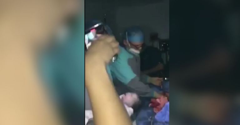Tras quedarse sin luz en hospital, realizan cesárea con celulares
