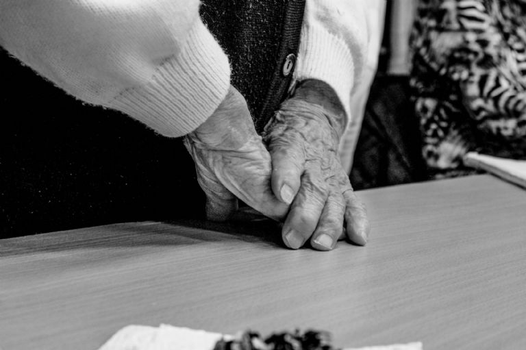 Hallan a una mujer flotando en un río