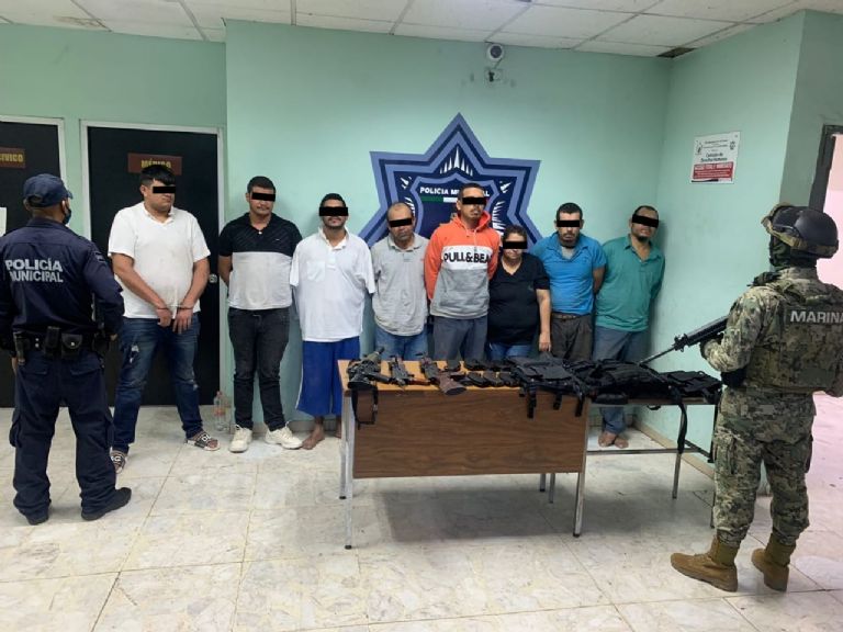 En la imagen, las ocho personas detenidas en el operativo en Las Misiones de Ciudad Obregón. Foto: Internet