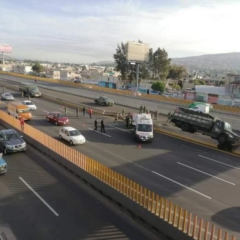 Camión de la Sedena vuelca 