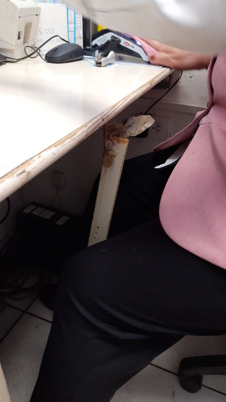 Los muebles tienen que ser  sostenidos por pedazos de cinta. Foto: TRIBUNA