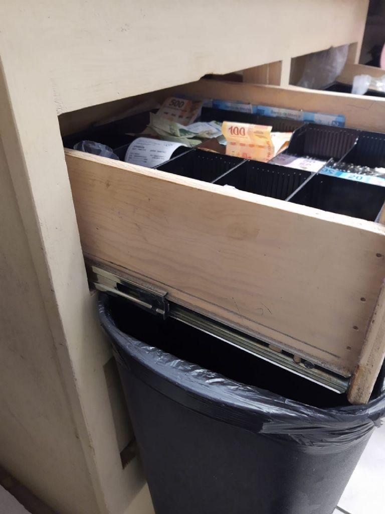 La caja tiene que  ser sostenida con un bote para no caerse