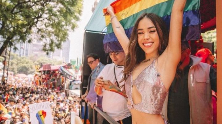 Danna Paola impacta a sus fans al detener desfile LGBT; auxilió a una persona en silla de ruedas