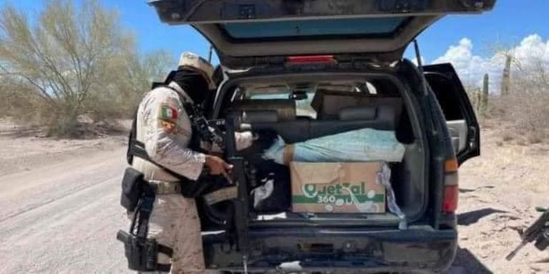 Personal militar inspecciona el automóvil