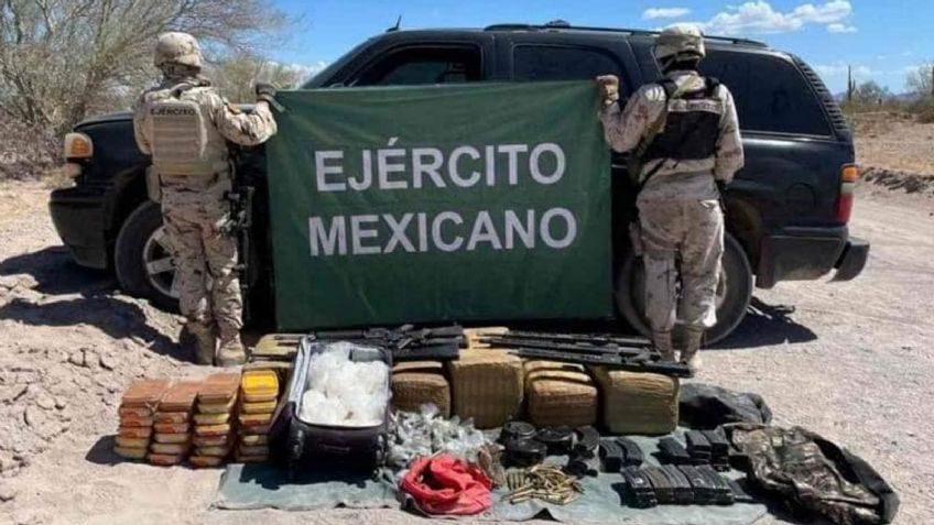 Hallan armas de alto poder y drogas dentro de vehículo abandonado en monte de Sonora