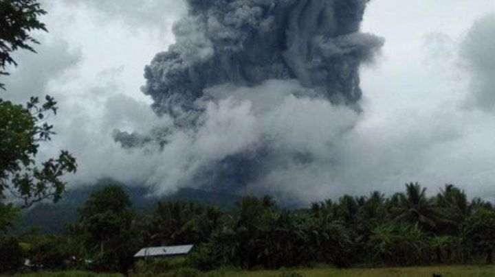 VIDEOS: Volcán en Filipinas entra en erupción; autoridades desalojan a cientos de habitantes