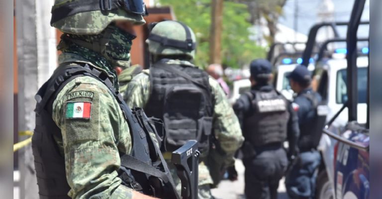 Autoridades llegan al sitio del crimen