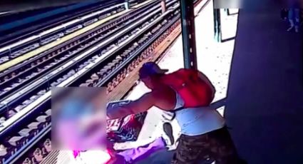 (VIDEO) De terror: Sin razón alguna, un hombre lanza a las vías del Metro de NY a una mujer