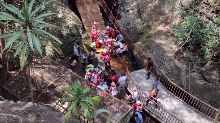 VIDEO: Cae puente colgante en Cuernavaca durante su inauguración; alcalde resulta herido