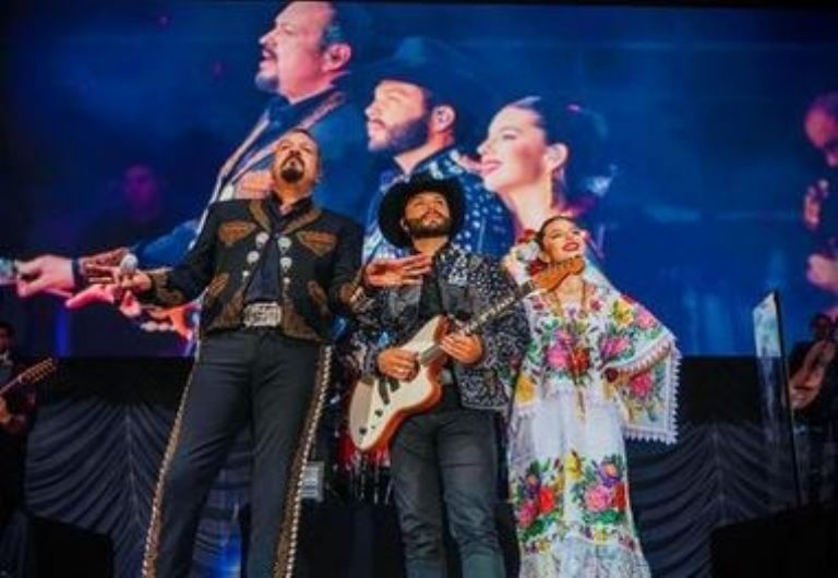 Pepe Aguilar y sus hijos