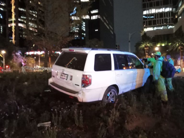 Conductor choca contra el ahuehuete de Reforma 