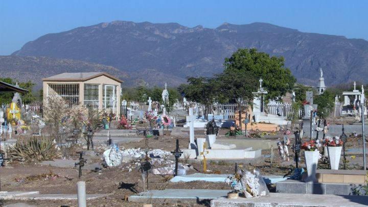 Ciudad Obregón: Van a visitar a sus difuntos al panteón y encuentran un cráneo sobre la tumba