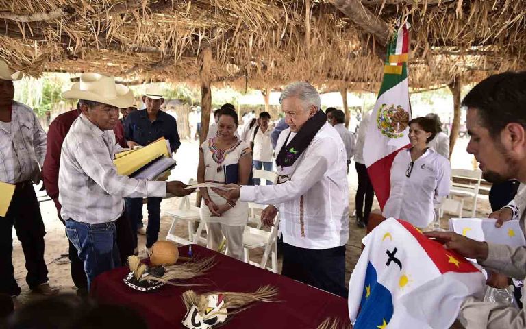 En la imagen, el presidente AMLO firma el Plan de Justicia Yaqui. Crédito: Internet