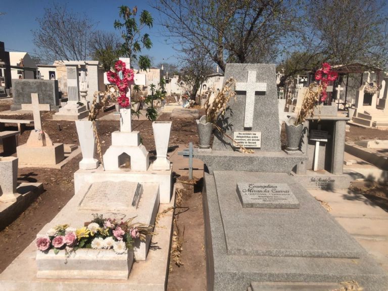 El cráneo yacía sobre una tumba en un panteón de Ciudad Obregón, y junto a este había un hueco. Créditos: Internet/Ilustrativa