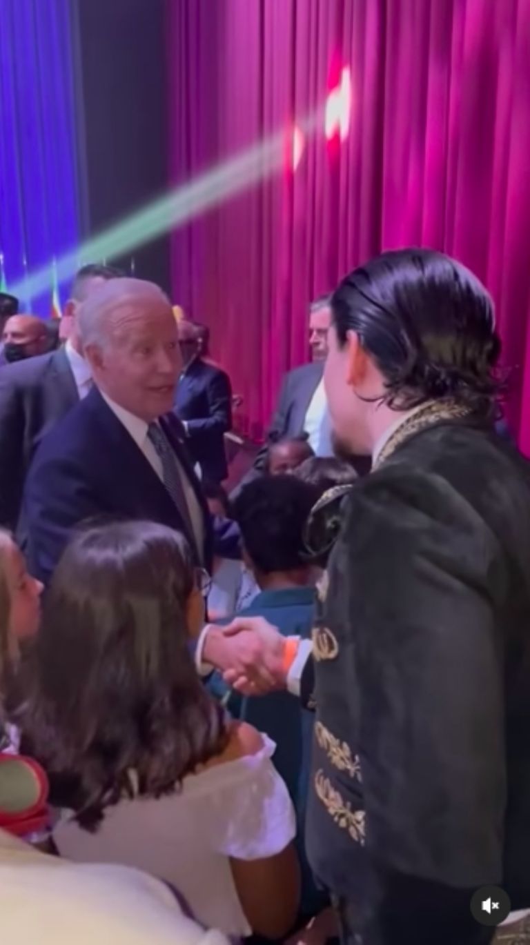 Alex Fernández con Joe Biden 