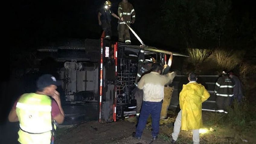 Bomberos se movilizan tras volcarse pipa con gas en la carretera Ures-Hermosillo