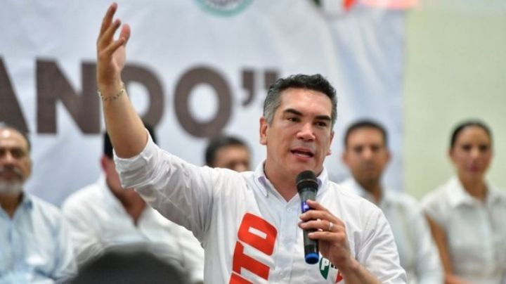 Alerta migratoria causa retención de Alejandro Moreno en el AICM; el priista arremete