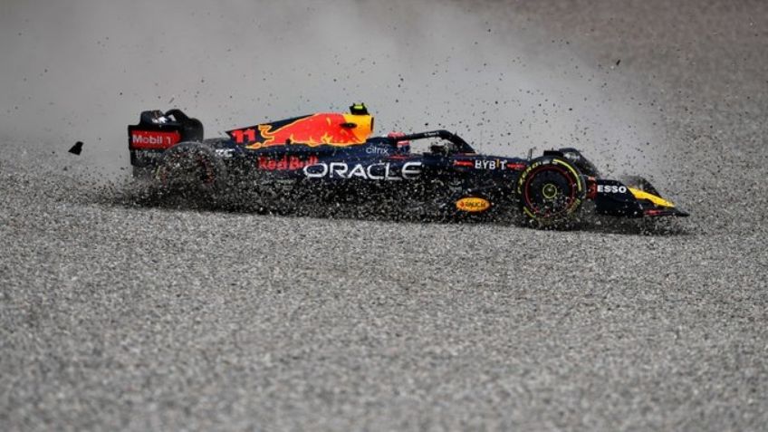 'Checo' Pérez lo pasa mal "en casa": Choque lo llevó a dejar la carrera; Leclerc obtiene el primer sitio