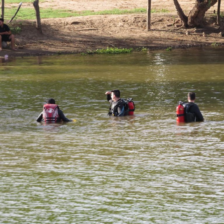 Elementos del heroico cuerpo de Bomberos se movilizaron para dar con el cuerpo de la menor desaparecida en canal de Los Hornos, Cajeme. Foto: Facebook