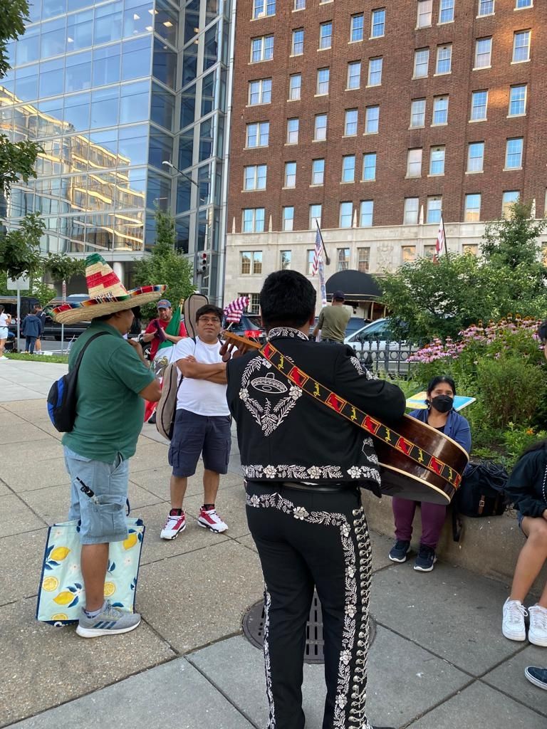 Migrantes simpatizantes de AMLO le llevan serenata a su hotel en Washington D.C. Foto: Twitter