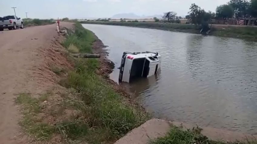 Tras choque, conductor de la tercera edad cae con su vehículo a las aguas del Canal Bajo