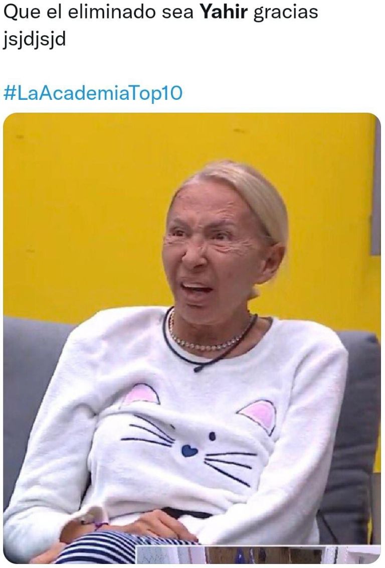 Tunden a Yahir con memes tras cantar en vivo