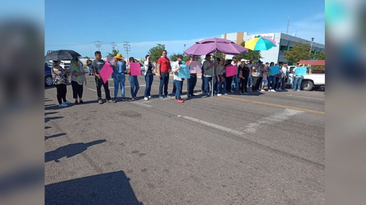 Personal de la Universidad Tecnológica de Etchojoa bloquean la carretera